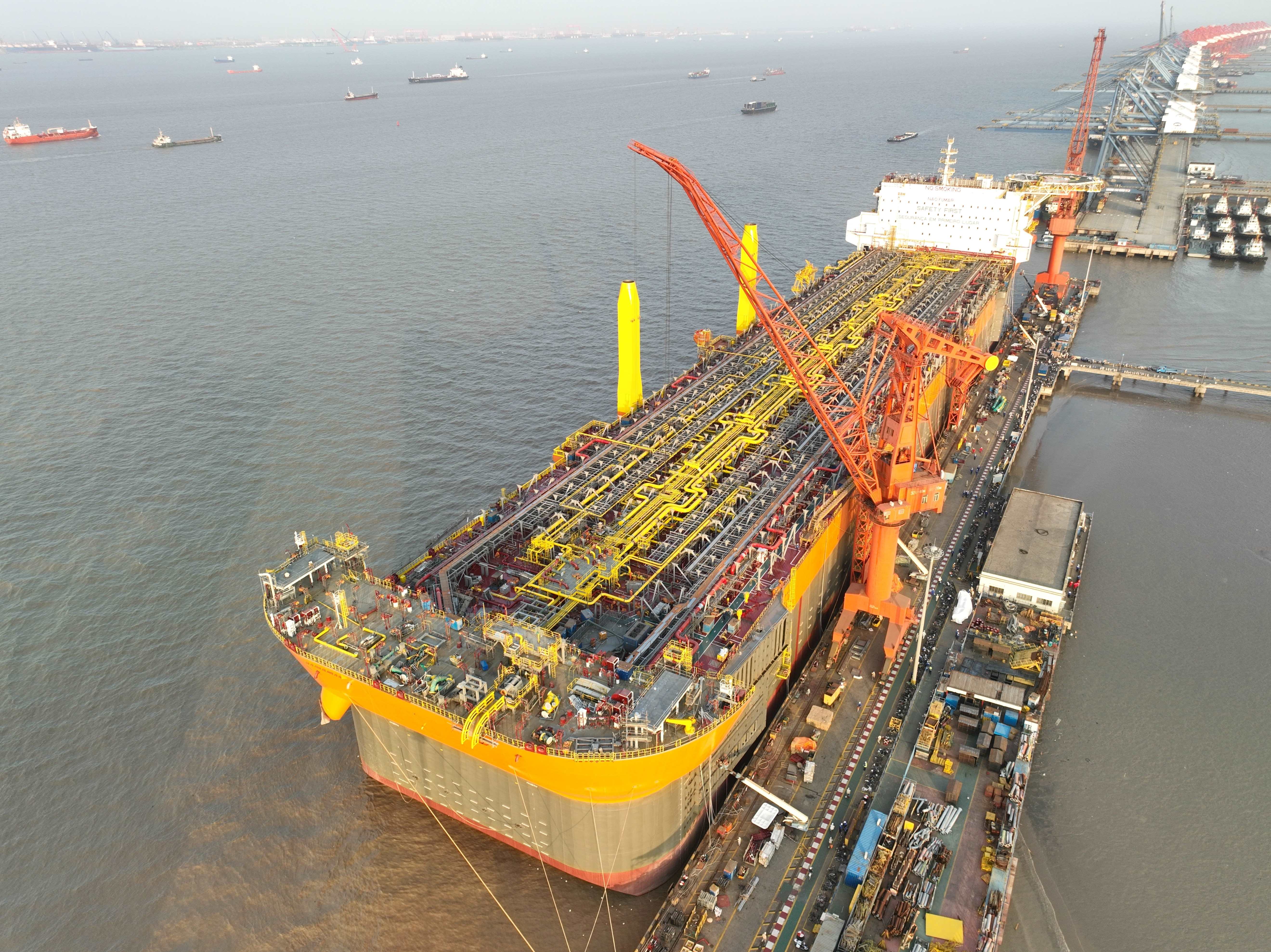 圖6：2023年 4月5日，外高橋造船建造的“通用型”海上浮式生產(chǎn)儲(chǔ)油船（FPSO）四號(hào)船簽字交付.jpg